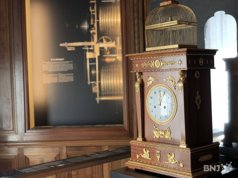 La fameuse pendule à oiseau chanteur du Château des Monts a été restaurée.