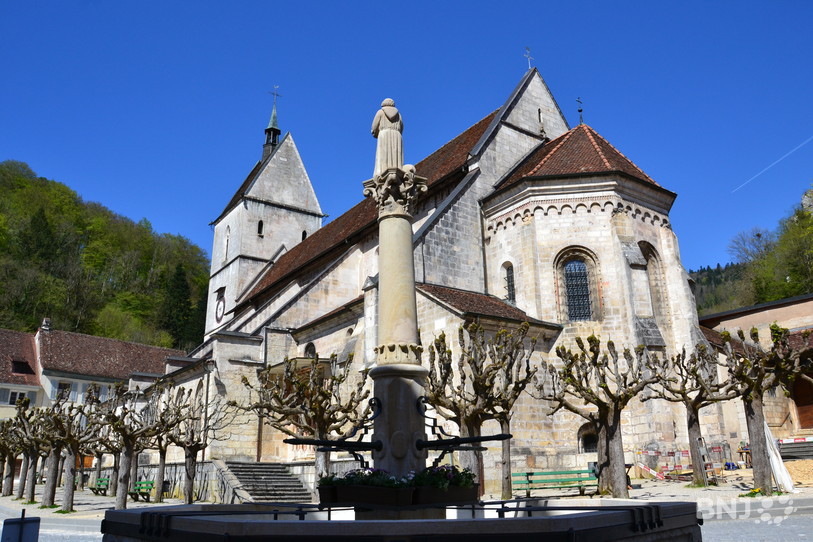 La fontaine du Mai avec le saint Ursanne à son sommet