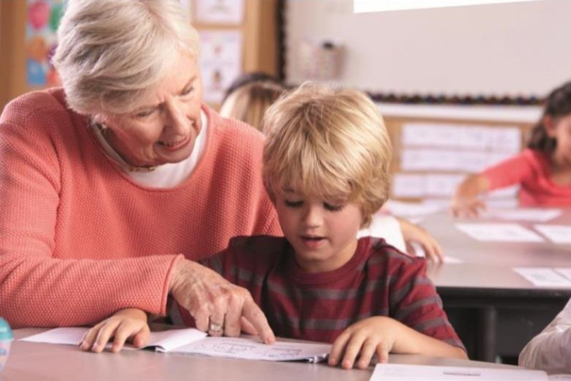 Les bénévoles seniors pourront épauler les enseignants durant les leçons pour vivre des moments d'échanges particuliers avec les écoliers.