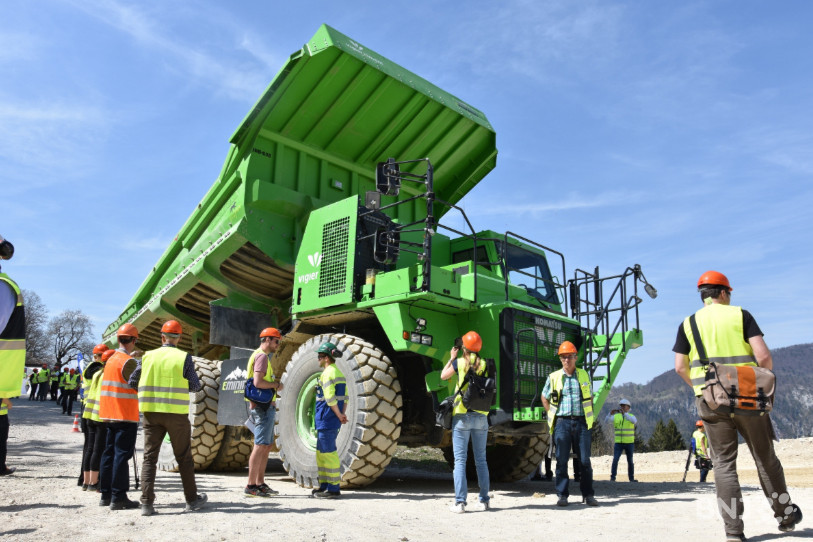 La machine pèse 123 tonnes une fois chargée, fonctionne uniquement sur batterie et produit son propre courant