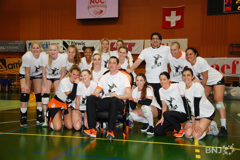 Les joueuses et membres du staff du NUC ont porté un t-shirt de remerciement en l'honneur de leur capitaine Mandy Wigger.