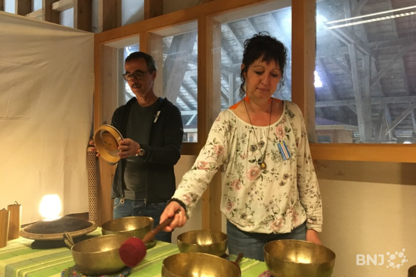 Jean-Jacques Spielmann et Laurence Huguenin pratiquent la méditation et la relaxation à l'aide de bols tibétains.