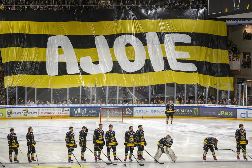 Le HC Ajoie a été poussé par un grand tifo à son entrée sur la glace (photo : KEYSTONE/Georgios Kefalas).