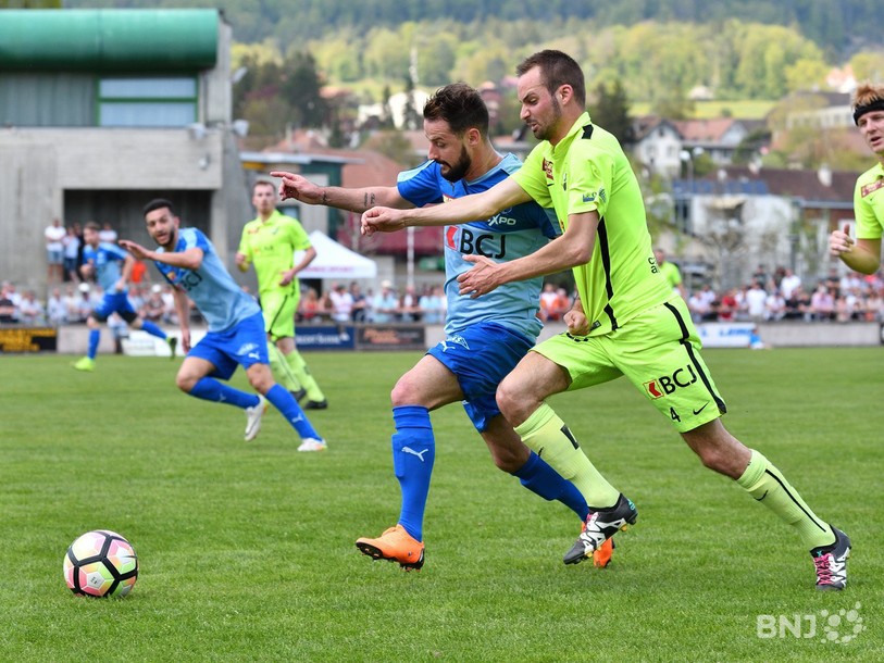 Gaëtan Frund (en jaune) et Mevludin Cuskic n'ont pas pu se départager dimanche après-midi lors du derby entre les SR Delémont et le FC Bassecourt (photo : Georges Henz)