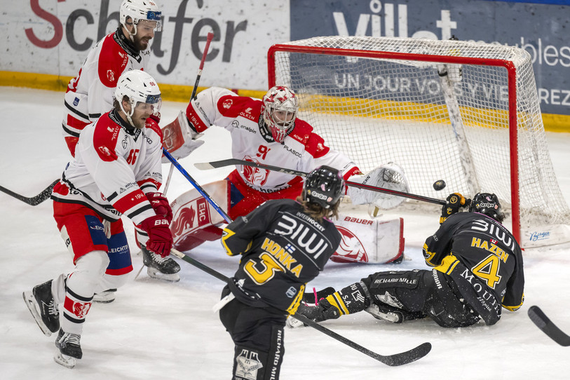 Le défenseur du HC Ajoie Anttoni Honka a profité d'un service en or de Philip-Michaël Devos pour rétablir la parité dans la première période (photo : KEYSTONE/Georgios Kefalas).