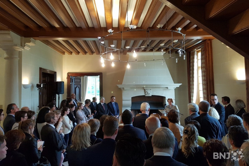 Bernadette Burrus a remis les clés du domaine de Guilé à la Fondation Les Castors devant de nombreux membres de la famille Burrus et personnalités du Jura.