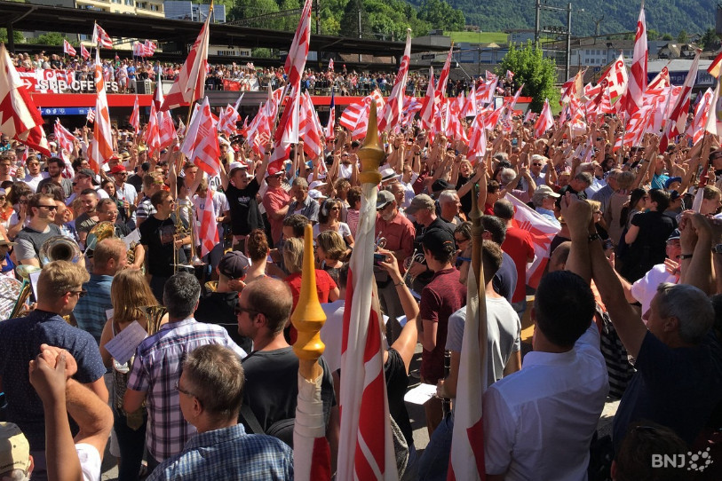 Moutier, ici le 18 juin 2017 quand la ville avait choisi une première fois de demander son transfert dans le Jura, attend les votes jurassien et bernois sur le Concordat qui doit régler la situation. (Photo : archives)