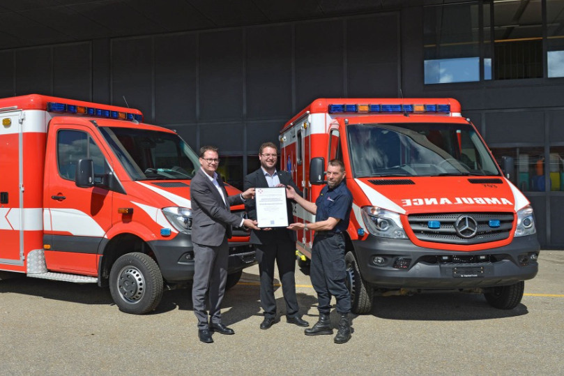 De gauche à droite : Olivier Nyenhuis de l'IAS, Marc Arlettaz, conseiller communal en charge de la sécurité, et le lieutenant-colonel Thierry König (SISMN). Photo : @Ville de La Chaux-de-Fonds / A. Henchoz