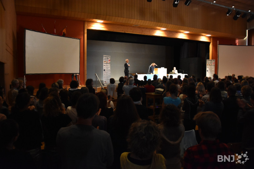Les enseignants présents à la salle de la Marelle, à Tramelan, se sont levés pour ovationner le directeur de l'Instruction publique, Bernhard Pulver, qui quittera le gouvernent bernois fin mai