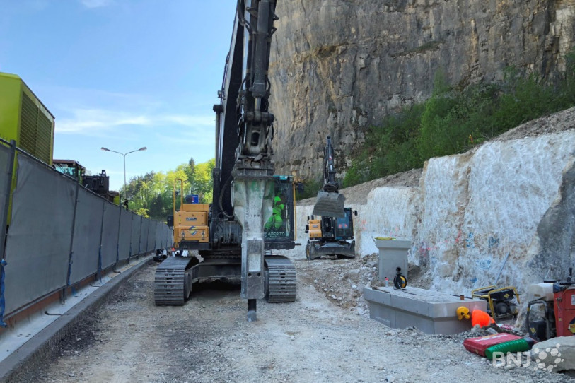 Les ouvriers doivent creuser la roche pour permettre la création d'un giratoire provisoire destiné au trafic des machines de chantier.
