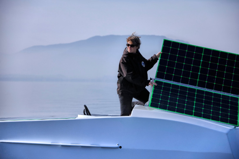 Anne Quéméré tentera cet été de franchir le Passage du Nord-Ouest dans les glaces arctiques à bord d'un bateau équipé de modules photovoltaïques ultra-performants, développés par le CSEM. (Photo: CSEM)