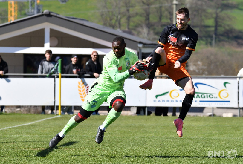 Le gardien du FC Courtételle Ibrahima Sissé dans ses oeuvres face à Schötz. (Photo : Georges Henz)
