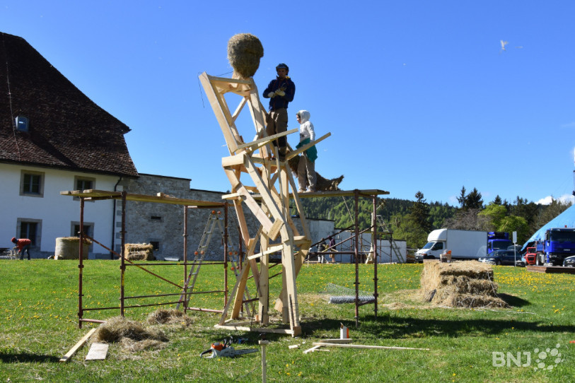 Les sculptures de foin prennent forme à Bellelay. Elles seront prêtes pour la fête de la Tête de Moine ce week-end