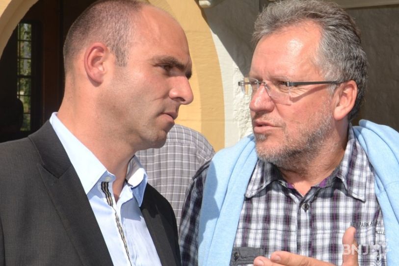 Jacques-André Maire, à droite, en compagnie du conseiller d'Etat Laurent Favre.