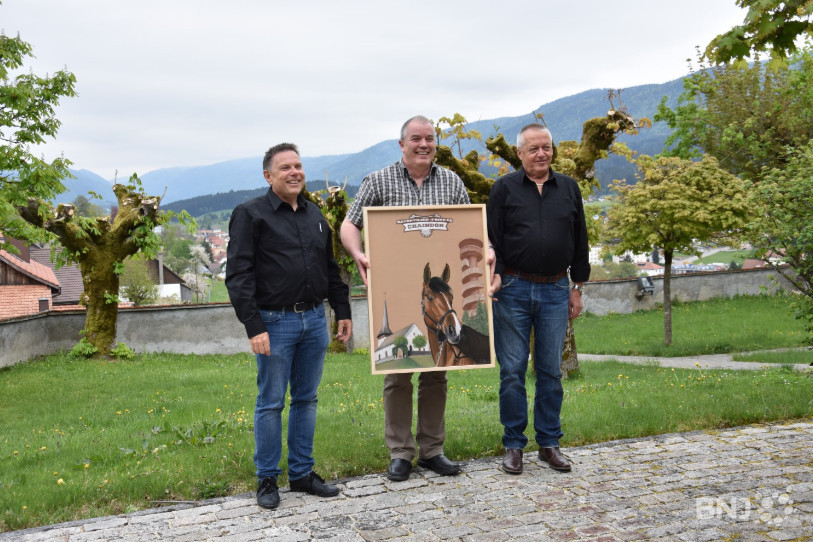 Erwin Grünenwald, président de la foire et Fritz Burger, maire de Reconvilier, entourent l'artiste Frédéric Moser qui signe cette affiche 2018