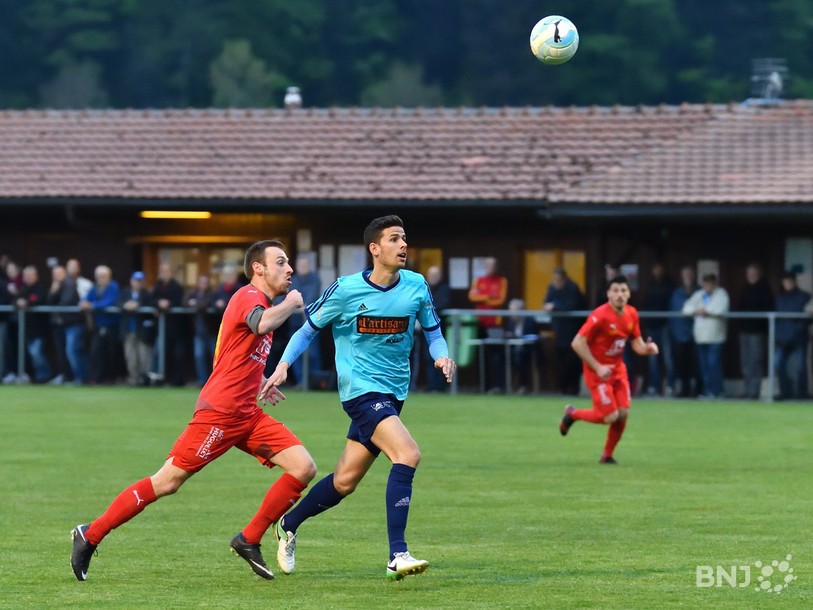 Gaëtan Habegger (en rouge) à la lutte avec Nicolas Enderlin mercredi soir à Tavannes (photo : Georges Henz)