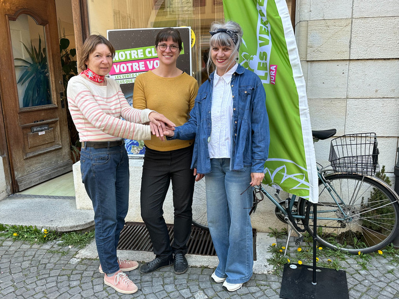 De gauche à droite : la présidence des Vert-e-s Jura, composée de Sonia Burri-Schmassmann et Pauline Godat (coprésidentes) et d'Emmanuelle Schaffter (vice-présidente). (Photo : Les Vert-e-s Jura)