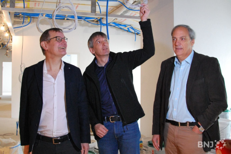 Geoffroy Horton, chef du projet, Philippe Blaser, chef logistique et Dominique Sartori, directeur de l'HJB suivent les travaux d'un œil attentif