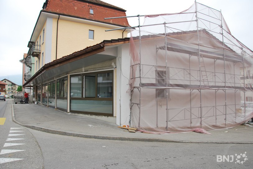Le bâtiment est encore en plein travaux mais ceux-ci doivent être terminés début juin pour permettre l'installation des équipements et laisser l'équipe de Medicentre Tavannes prendre possession des lieux avant l'inauguration fin juin