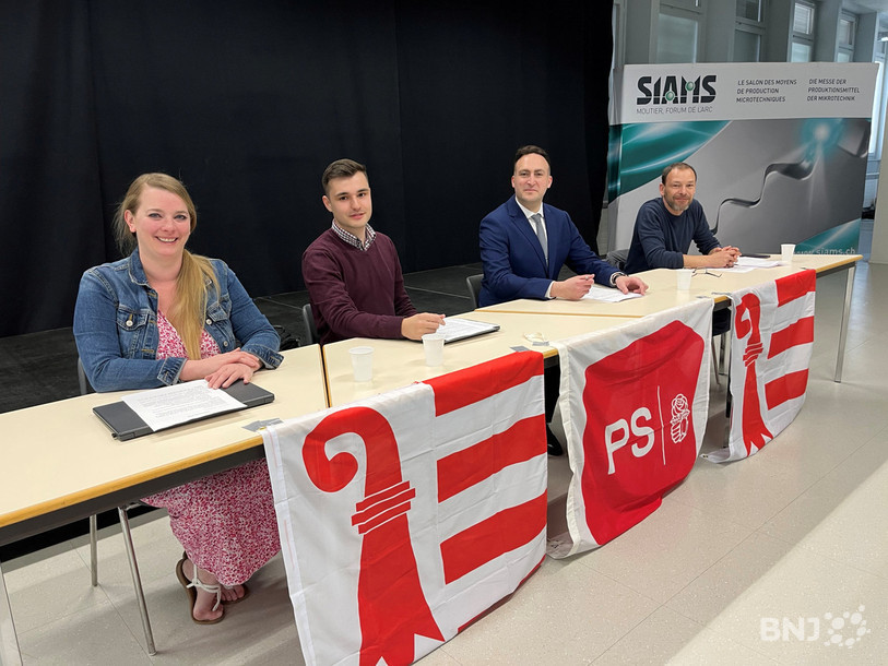 Le Parti socialiste autonome (PSA) propose la candidature de Valentin Zuber au Gouvernement jurassien. De gauche à droite : Jeanne Lusa (secrétaire générale), Mathieu Houmard (président), Valentin Zuber (candidat au Gouvernement) et Pierre Sauvain (conseiller municipal).
