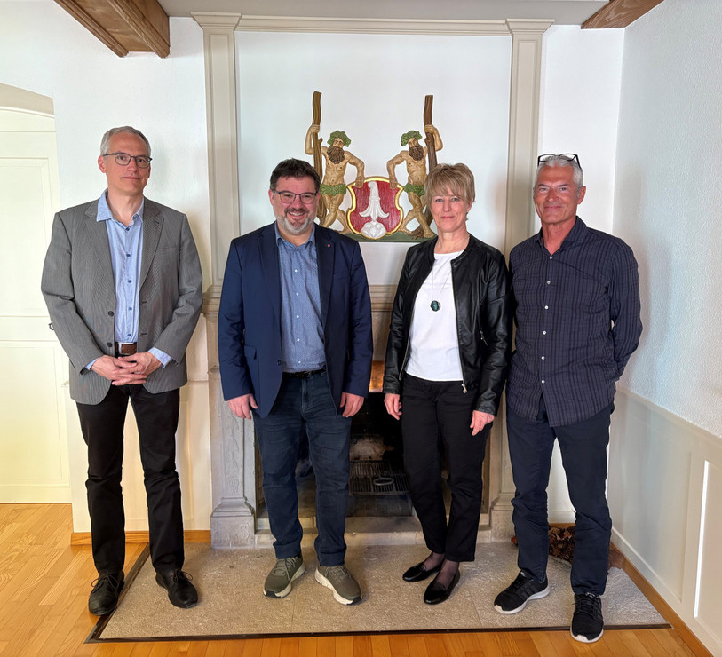 De gauche à droite : Nicolas Guenin (Chancelier communal de Delémont), Damien Chappuis (Maire de Delémont) Nicole Corso (Présidente du Conseil de Bourgeoisie de Delémont) et Gilles Fleury (Chancelier de la Bourgeoisie). (Photo : Municipalité de Delémont.)