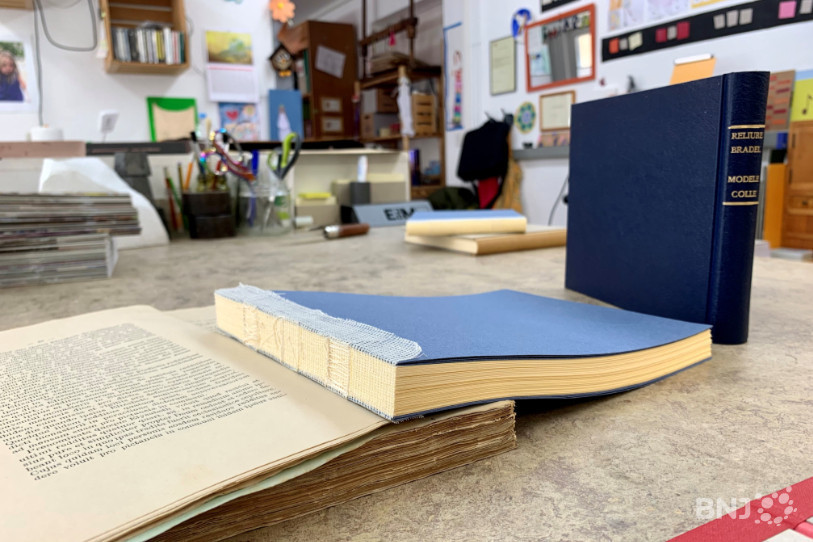 Les différentes étapes pour réparer un livre (de gauche à droite ) : recoudre les pages, coller le dos, lisser la tranche et fabriquer la couverture.