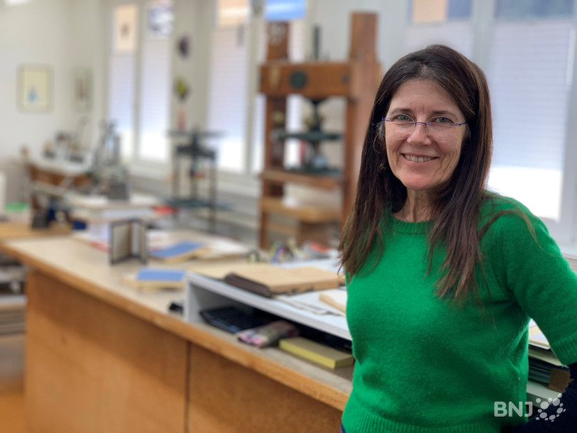 Myriam Dubey, relieuse, dans son atelier à St-Ursanne.