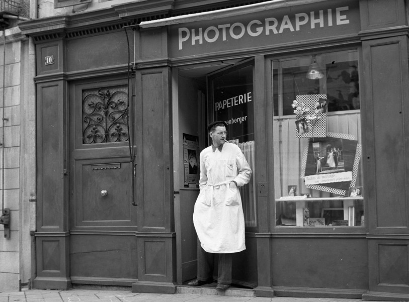 Ernest Leuenberger prend l'air devant son atelier. (Photo : galerie du Sauvage).