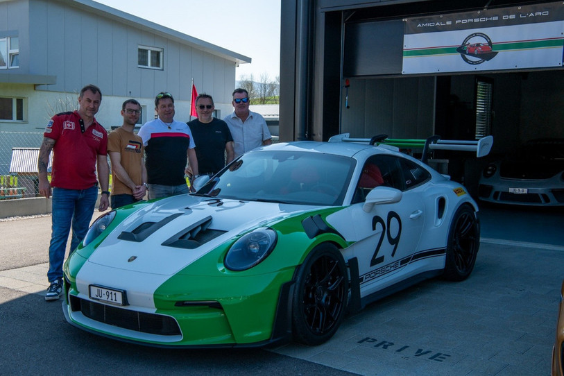 Plusieurs pionniers de l’Amicale posent devant le modèle unique de la Porsche 911 GT3 RS Tribute to Jo Siffert, qui appartient à un passionné jurassien. De gauche à droite : Hubert Vallat (président), Damien Ruedin, Philippe Matile, Daniel Rodriguez et Jean-Claude Frésard.
