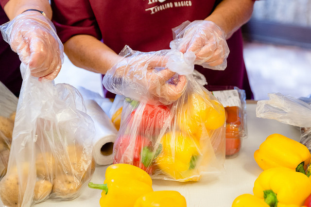 Les denrées distribuées par « Table couvre-toi » permettent d'aider 160 personnes par semaines. (Photo : Matthias Käser). 