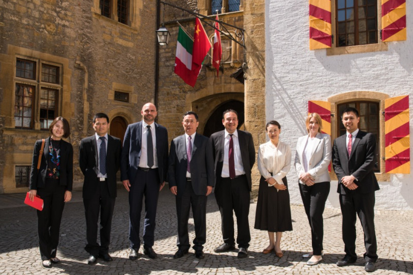 De gauche à droite : Zhao Longjie, 3e secrétaire, Chen Peizhong, conseiller politique, Laurent Favre, président du Conseil d’État et chef du Département du développement territorial et de l'environnement (DDTE), S.E. M. Wenbing Geng, ambassadeur de la République populaire de Chine en Suisse, Jean-Nathanaël Karakash, chef du Département de l'économie et de l'action sociale (DEAS), Xi Ru, conseillère en éducation, Séverine Despland, Chancelière, et Mu Kai, attaché de l’ambassadeur. (Photo: Service de presse de l'Etat de Neuchâtel).
