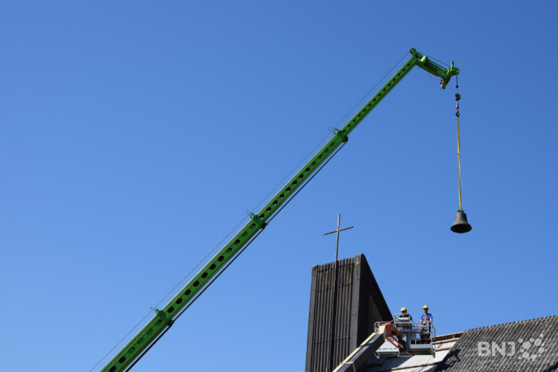 La croix et la cloche ont définitivement quitté l'église catholique de Courtelary.