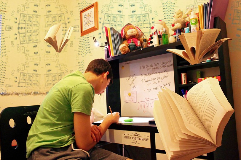 Etudiant qui révise à son bureau