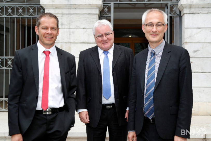 Le ministre jurassien David Eray et le conseiller d’État bernois Bernhard Pulver encadrent le maire de Moutier Marcel Winistoerfer.