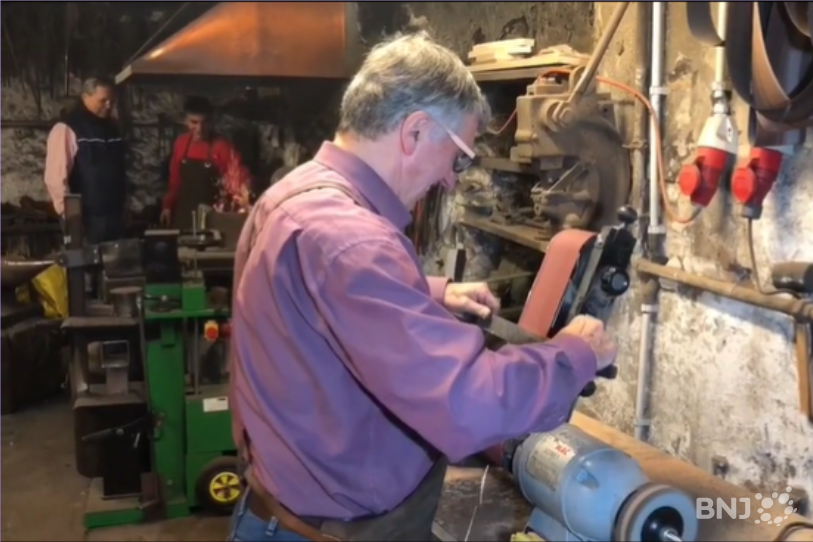Luigi Carniel dans sa forge à Corcelles.
