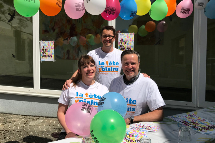 Patrick Domon, conseiller de ville (en haut), Florine Pessotto-Bueche, conseillère municipale et Alexandre Bédat, chef du Service de l'action sociale mettent la main à la pâte pour la première Fête des voisins de St-Imier