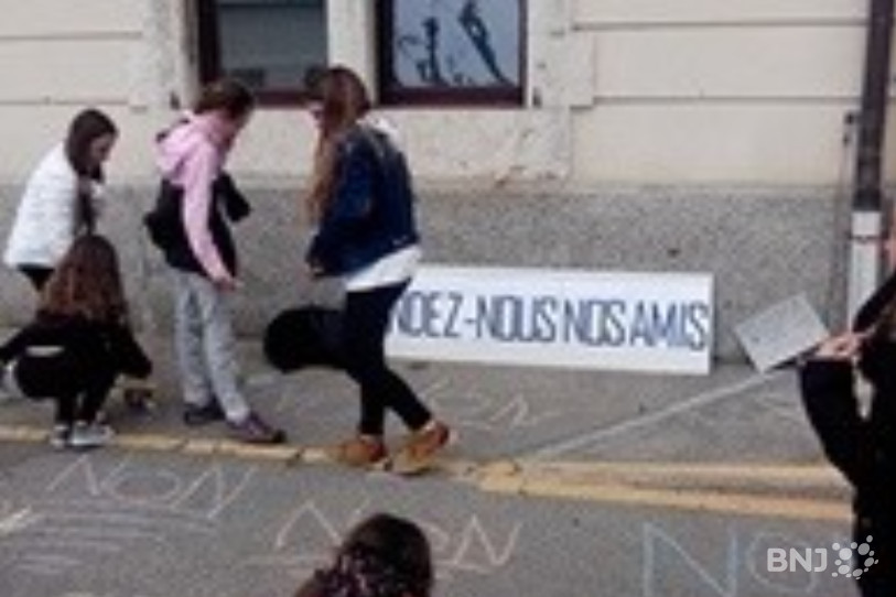 Les élèves sont sous le choc. Ils ne veulent pas être séparés de leurs amis.