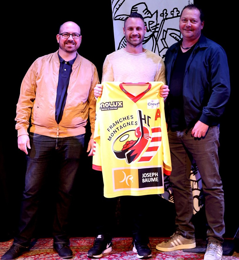 Sébastien Hostettler entouré du président du HCFM, Moïse Berberat (à g.), et du président de la commission des transferts du club taignon, Christophe Nicolet.