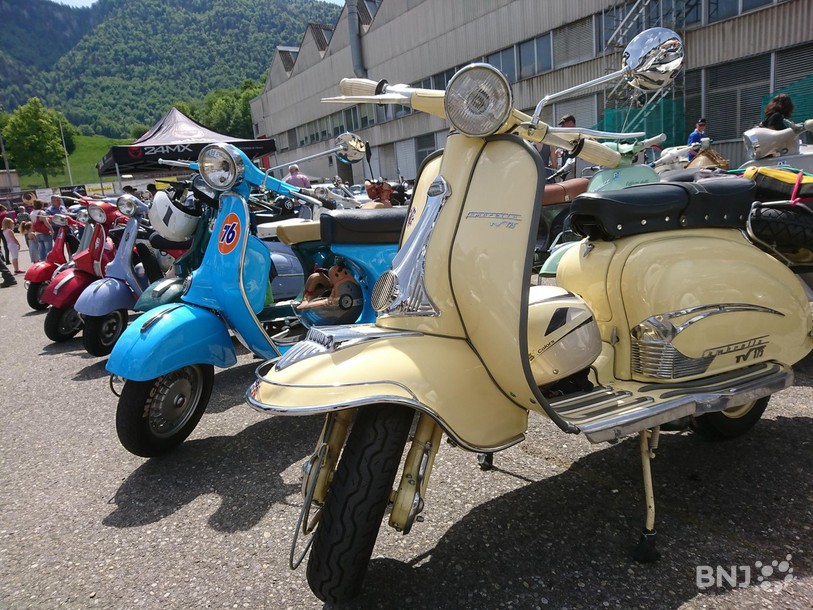La Vespa côtoyait véhicules militaires, tracteurs et autres voitures d'époque.
