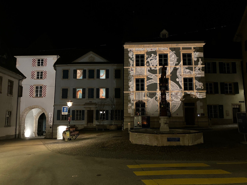 En collaboration avec le MJAH, une nouvelle mise en lumière a été imaginée à l’occasion de l’exposition de la Bible de Moutier-Grandval. (Photo : Services industriels de la Ville de Delémont.)