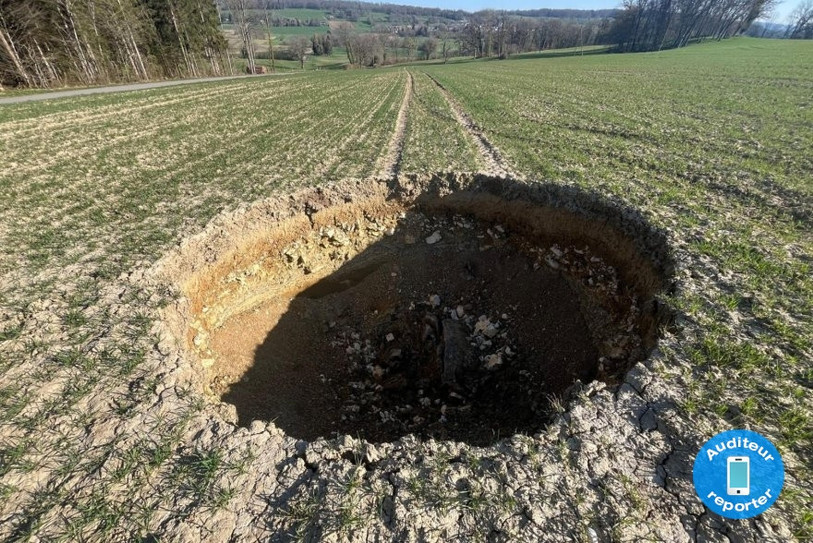 Une doline s'est formée dans un champ à Réclère. (Photo : auditeur reporter.)