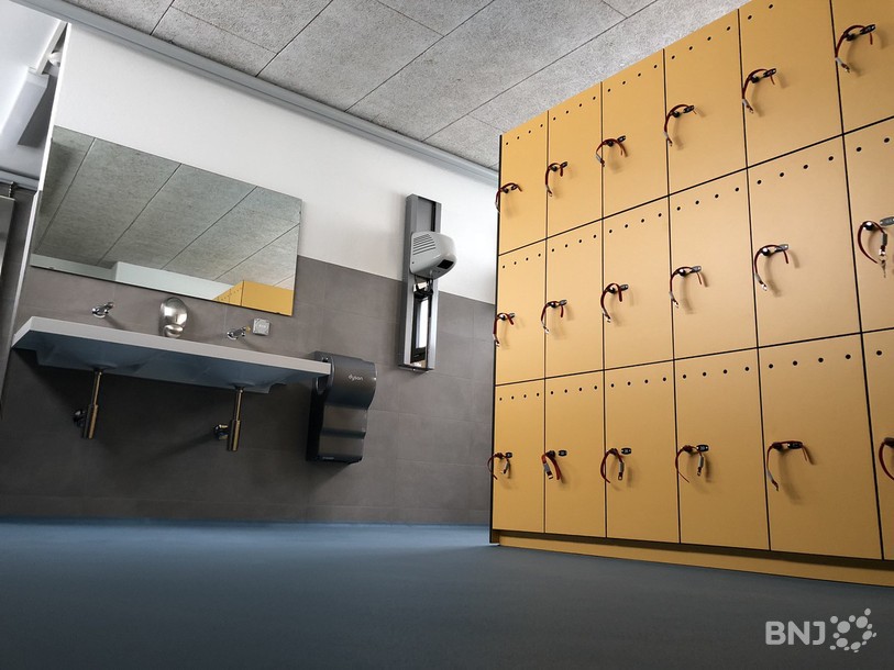Les vestiaires sont désormais aux normes.