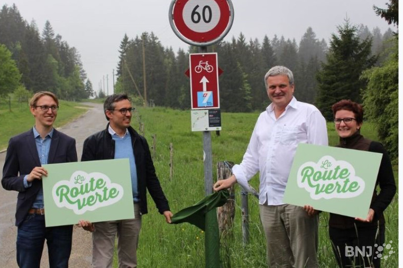 Un des panneaux du parcours a été dévoilé jeudi matin à la Theurre. De gauche à droite : Günther Lämmerer (Eurotrek), Jérôme Longaretti (directeur de Jura & Trois-Lacs), Thor Maeder (directeur Parc Chasseral) et Rianne Roshier (responsable du projet).