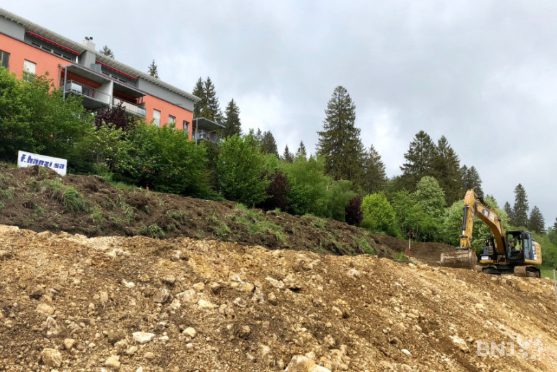 Le premier coup de pioche symbolique a été donné ce jeudi sur les hauteurs de Tramelan, en vue de la construction d'ici l'été 2020 de trois immeubles de 32 appartements de haut standing.