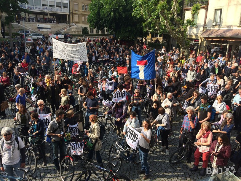 Les opposants au projet officiel de l'A5 ont aussi manifesté leur mécontentement devant la salle du Conseil de ville, comme ici en mai dernier.  