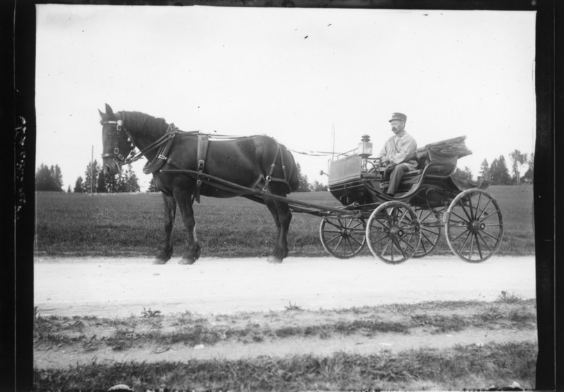 Autoportrait d'Eugène Cattin, facteur et photographe aux Bois au XXème siècle. Référence : ArCJ Cheval 137 J 2751a
