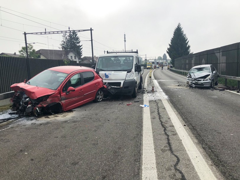 L'accident s'est produit peu avant 7h du matin vendredi et a impliqué trois véhicules (photo: police cantonale bernoise)