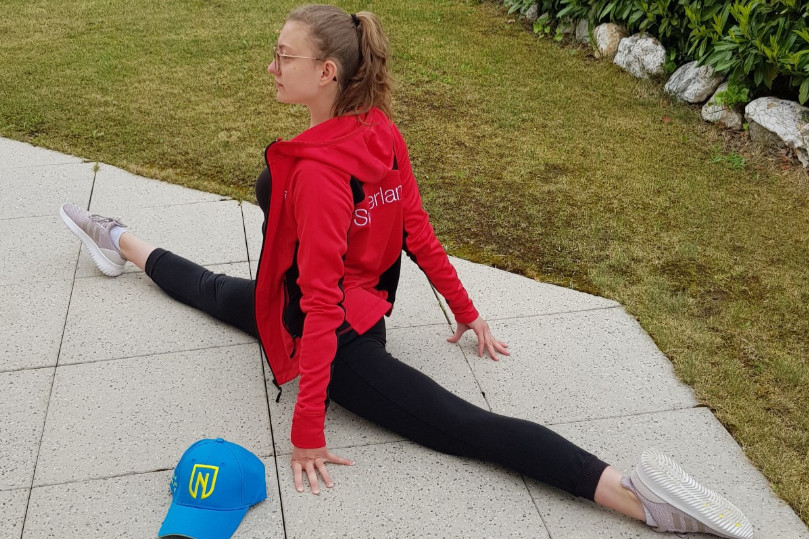 Margaux Varesio entraîne à sec un exercice bien plus difficile en apnée, sous l'eau, tête en bas.