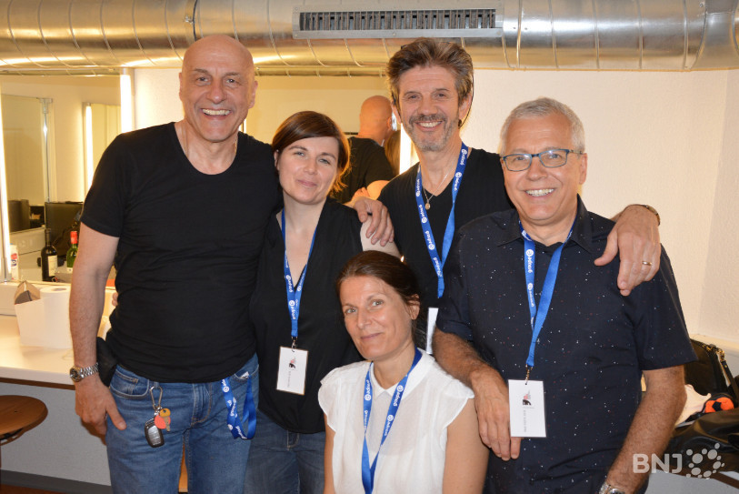 La troupe du Zoo Théâtre de Lausanne dans les loges du Théâtre de Colombier.