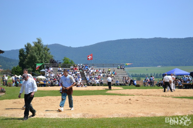 Après les jeunes lutteurs samedi, les cracks se mesurent dimanche dans les ronds de sciure vaudruziens. (Photo d'archives)